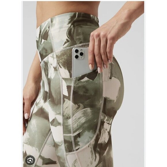 Athleta Women's Ultimate Stash II Capri Painted Energy Olive Size Large L - Picture 2 of 8